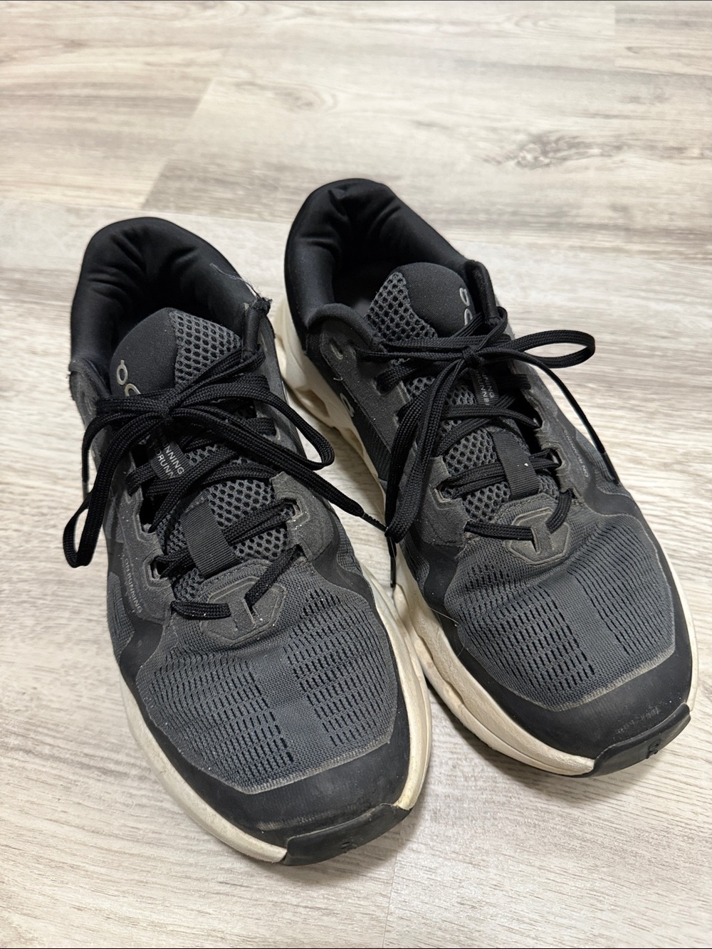 On Running Men's 9 wide Black Athletic Running Shoes